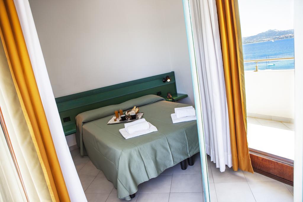Hotel Miralonga Ла Мадалена Стая снимка